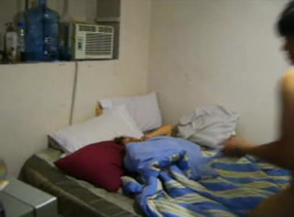 امرأة ناضجة استمناء في واحد لها ملقاة على أرضيةها الساخنة، في غرفة المعيشة.