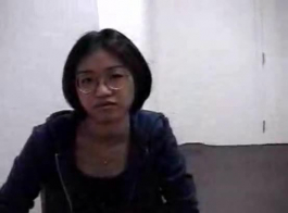 بالكاد تصلح سارة فانديلا في سن المراهقة الآسيوية في واحدة من أفضل جلسات اللعنة على الإطلاق.
