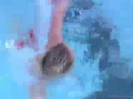 امرأة سمراء بديلة السباحة هوكر يربط دسارها المفضل.