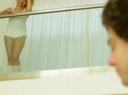 تحتوي فاتنة شقراء الحسية في سراويل حمراء على أقدام ناعمة وتحب القيام بذلك في الحمام.