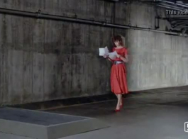 امرأة ذات شعر أحمر مع الثدي الكبيرة ينتشر ساقيها واسعة أمام الكاميرا