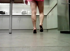 فتاة في الصنادل ذات الكعب العالي، يظهر أنجيل لين أقدامها العارية، على كاميرا الويب