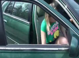 فتاة قرنية مص ديك في الجزء الخلفي من السيارة، والاستمتاع بها كما لم يحدث من قبل.