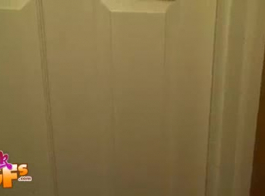 مفلس الأبنوس مارس الجنس في الحمام.