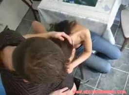امرأة سمراء إيطالية هي ممارسة الجنس البري أمام الكاميرا، مع صديق من العمل.