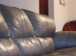 رجل ناضج مع الديك ضخمة مارس الجنس صديقها القذر في طريقه الخاص ، بينما على الأريكة.