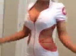 ممرض مفلس الممرضة جنسياً يركبون على مسمار.
