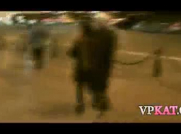 امرأة سمراء مصفرة ، ميلا ، تمتص ديك عشيقها بينما يحاول صنع مقطع فيديو.