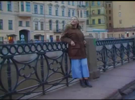فتاة روسية مفلس تصنع فيديو إباحي أثناء الركوع أمام شريكها.