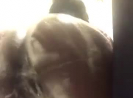 رجلان قرنيان أسود يمارسون الجنس مع إيفا بالمون على رأسه ، بينما يتم ربطها.