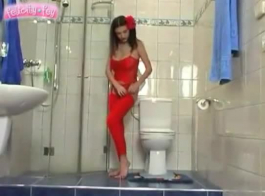 امرأة سمراء متعرج مارس الجنس في الحمار.