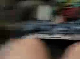 شقراء في فستان أحمر تفرك بوسها الحلاقة أمام كاميرا الويب الخاصة بها في منزلها.