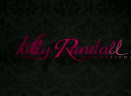 رايلي ريد هي امرأة سمراء في سن المراهقة القذرة التي تحب الجنس ، والتي تحب أن تسيل لعابه أثناء التعرض للخبط.