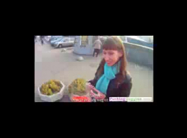 امرأة سمراء روسية تقلع ببطء من ملابسها الداخلية وتلقي الفراغات الشقوق الشقوق.