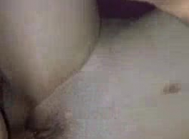 بيلا في مزاج للحصول على مارس الجنس في الحمام ، أمام الكاميرا.