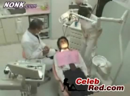 تتمتع الممرضة اليابانية حالمة بوجود عربدة مع عملائها ، بينما تمتص ديك مريض آخر.