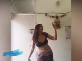 السيدة الهندية الساخنة مع ثقب السرة مارس الجنس أمام الكاميرا مع عميل قرنية