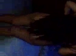 يرتدي سيلفيا شائكة ولولو الملابس الداخلية والجوارب المثيرة أثناء ممارسة الجنس مع زميلهم في الغرفة الذكور